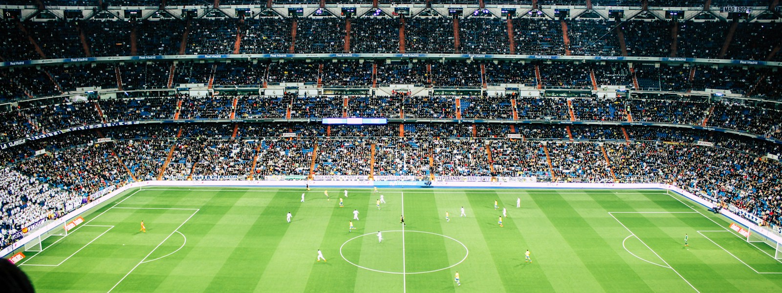 Terrain de football et tribunes d'un stade